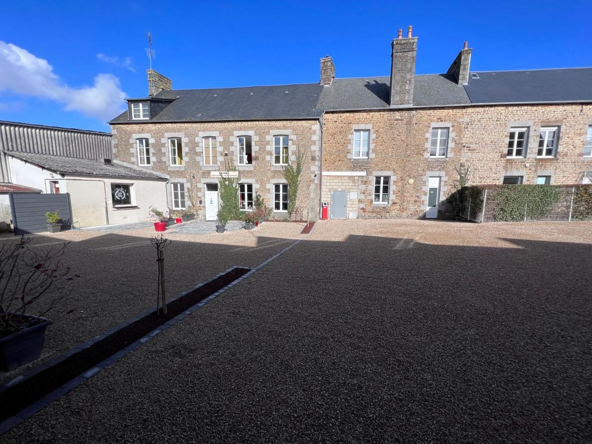 Отель Au Pere Tranquille Tinchebray-Bocage Экстерьер фото